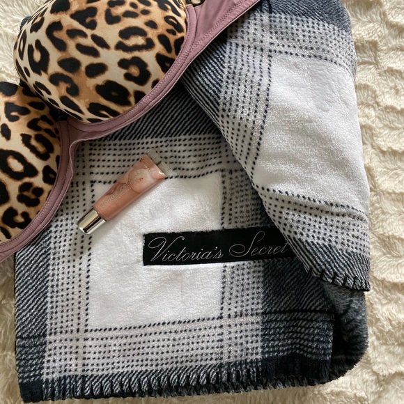 Victoria's Secret Other - NEW Victoria’s Secret Plush Fleece Blanket Throw